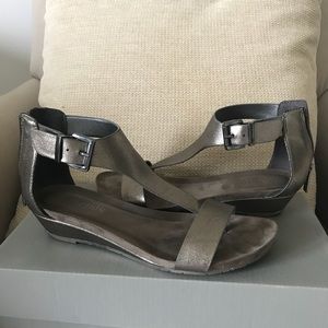 Kenneth Cole Great Gal T-stra Sandals